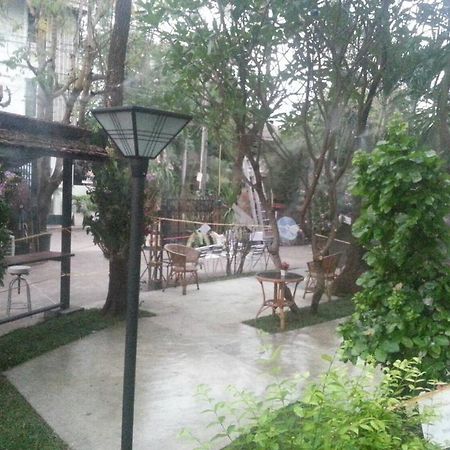 Coffee Station Hostel Удон Тани Екстериор снимка